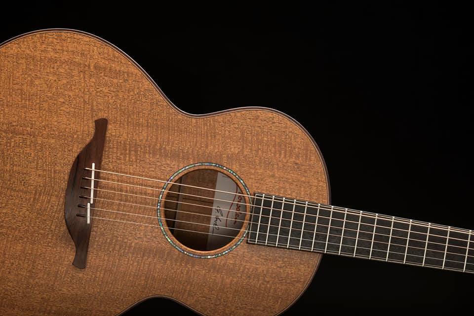 美琴欣赏之Lowden S-35M-琴背纹桃花心木（Fiddleback Mahogany）背侧板&面板