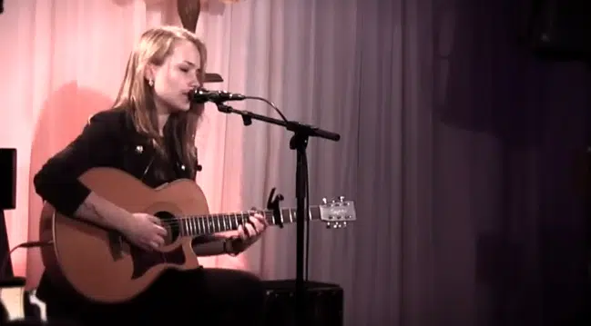 Lakewood合作乐手Sophie Chassée弹唱《Strong for you》