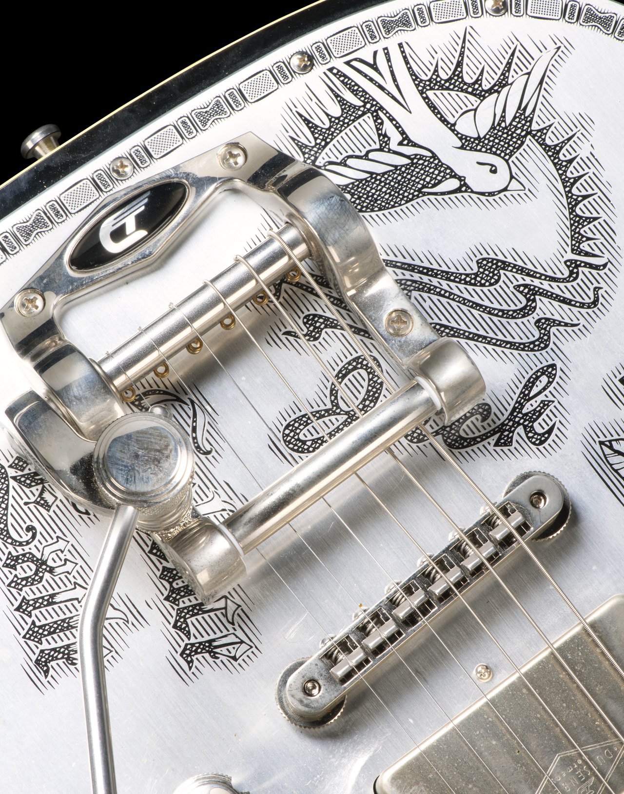 Duesenberg Johnny Depp 签名款的 Duesenberg 颤音系统与铝制纹身盖板特写