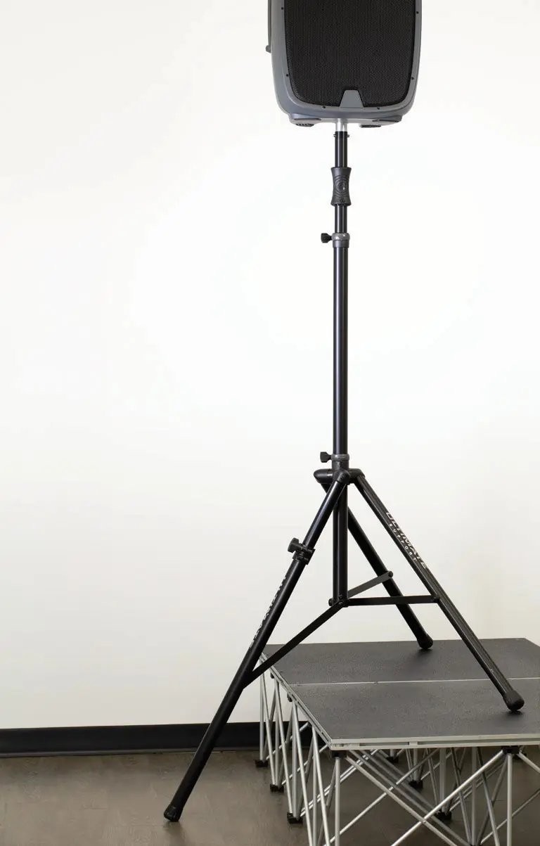 Ultimate Support TS-110BL 音箱支架架起音箱,升台与调平腿可见