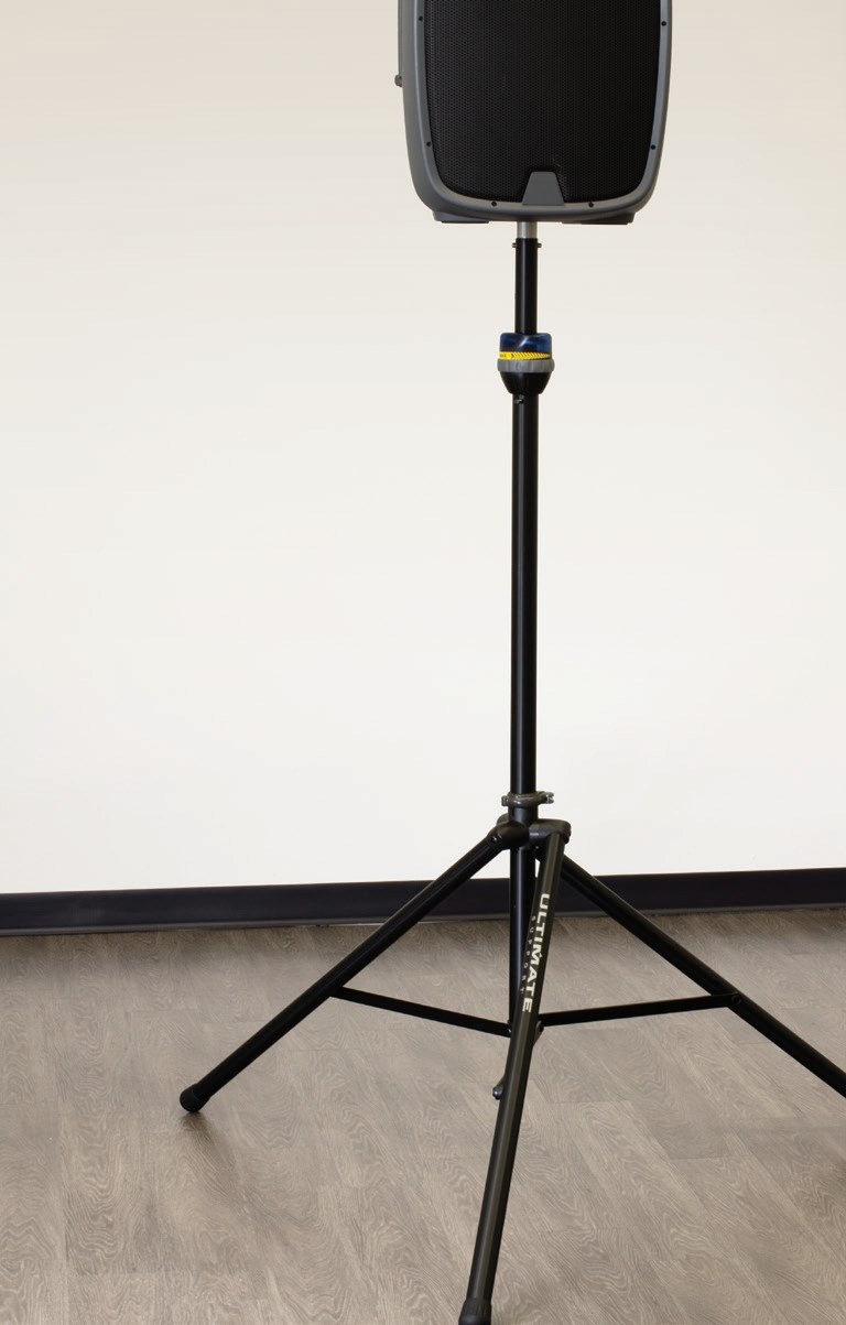 Ultimate Support TS-99B 音箱支架架起音箱,TeleLock 套环细节可见
